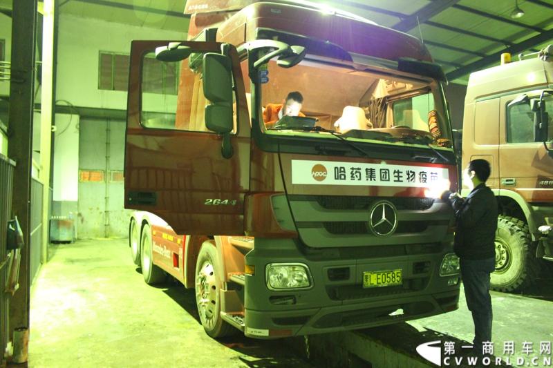 临行前夜，在梅赛德斯-奔驰卡车（中国）有限公司哈尔滨市奔驰卡车4S店内，一行工作人员为车辆进行检测维修，并贴上本次西藏之行的标语爱心企业标识。