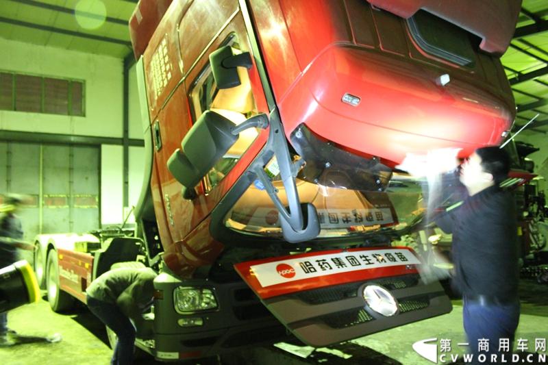临行前夜，在梅赛德斯-奔驰卡车（中国）有限公司哈尔滨市奔驰卡车4S店内，一行工作人员为车辆进行检测维修，并贴上本次西藏之行的标语爱心企业标识。