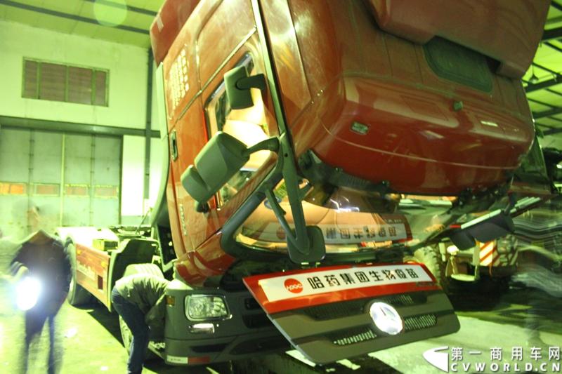 临行前夜，在梅赛德斯-奔驰卡车（中国）有限公司哈尔滨市奔驰卡车4S店内，一行工作人员为车辆进行检测维修，并贴上本次西藏之行的标语爱心企业标识。