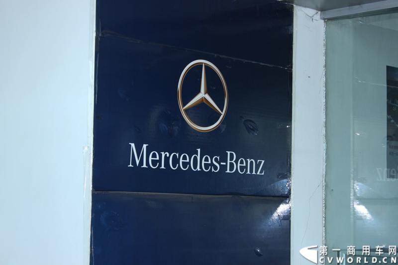 3月7日晚，梅赛德斯-奔驰卡车（中国）有限公司哈尔滨市奔驰卡车4S店。