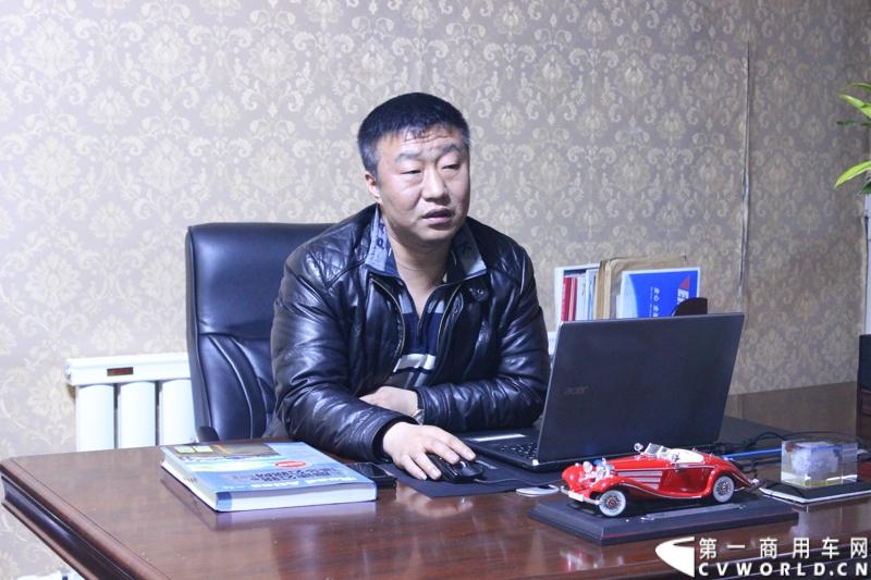 3月7日夜里，哈尔滨市双城日辉货物运输有限公司总经理李海生，接受第一商用车网随行记者的采访。