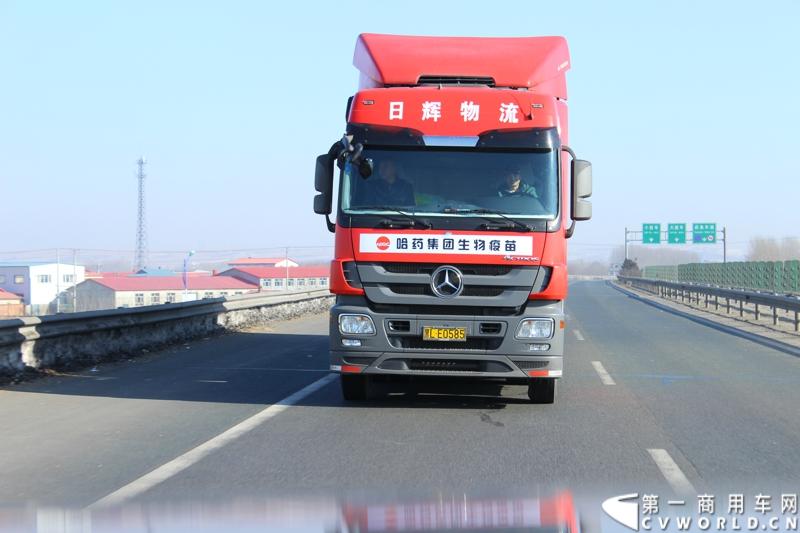 执行本次运送任务的梅赛德斯-奔驰卡车Actros2644 6x2重型载货车驶出哈尔滨市。