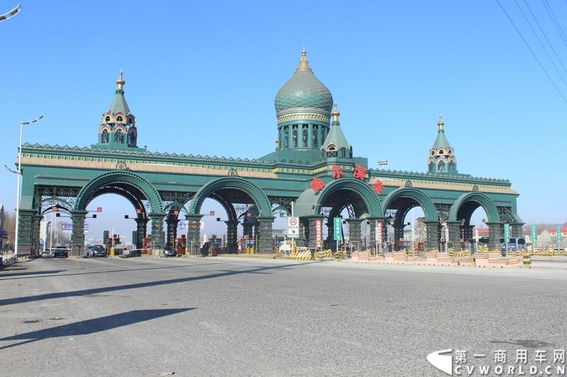 执行本次运送任务的梅赛德斯-奔驰卡车Actros2644 6x2重型载货车驶出哈尔滨市。