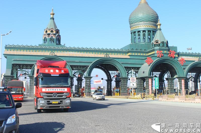执行本次运送任务的梅赛德斯-奔驰卡车Actros2644 6x2重型载货车驶出哈尔滨市。