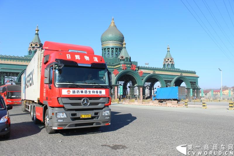 执行本次运送任务的梅赛德斯-奔驰卡车Actros2644 6x2重型载货车驶出哈尔滨市。