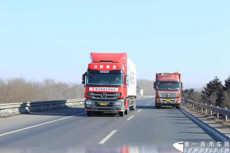 本次行程，将途经吉林、辽宁、河北、山西、陕西、宁夏、甘肃、青海和西藏地区，预计4天后抵达拉萨市。图为飞驰在路上的梅赛德斯-奔驰卡车Actros2644 6x2重型载货车。