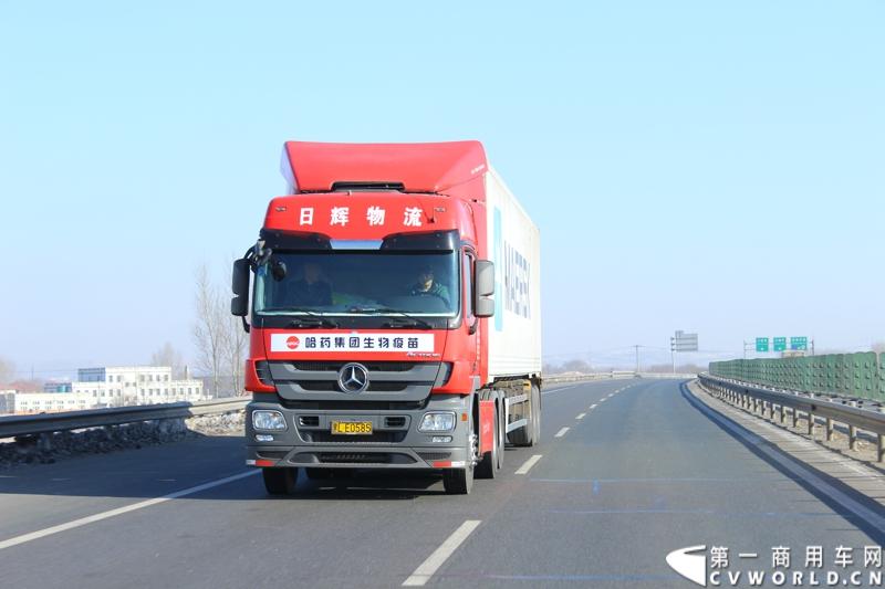 本次行程，将途经吉林、辽宁、河北、山西、陕西、宁夏、甘肃、青海和西藏地区，预计4天后抵达拉萨市。图为飞驰在路上的梅赛德斯-奔驰卡车Actros2644 6x2重型载货车。