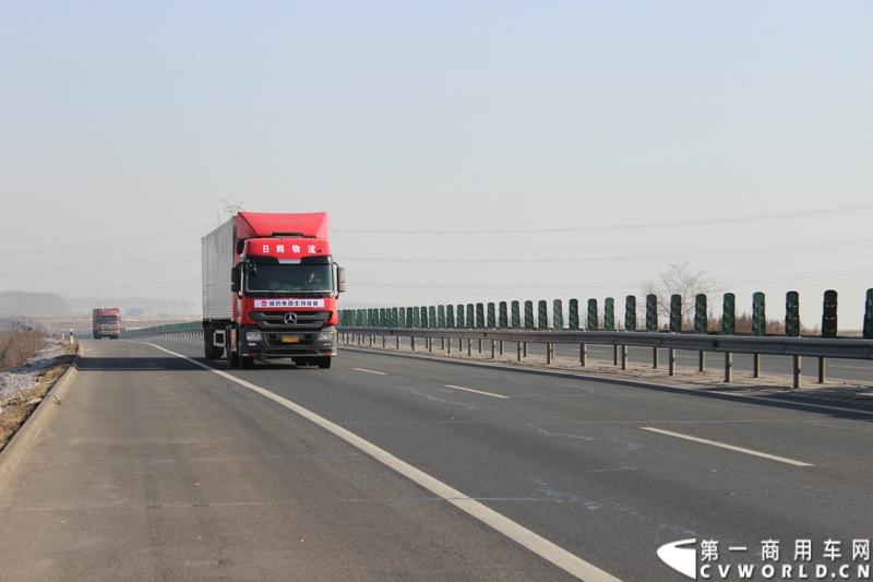 本次行程，将途经吉林、辽宁、河北、山西、陕西、宁夏、甘肃、青海和西藏地区，预计4天后抵达拉萨市。图为飞驰在路上的梅赛德斯-奔驰卡车Actros2644 6x2重型载货车。