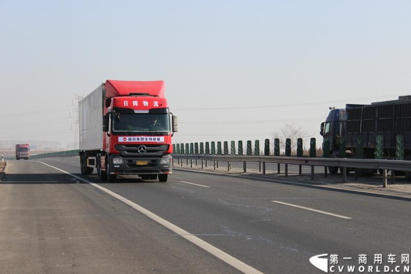 本次行程，将途经吉林、辽宁、河北、山西、陕西、宁夏、甘肃、青海和西藏地区，预计4天后抵达拉萨市。图为飞驰在路上的梅赛德斯-奔驰卡车Actros2644 6x2重型载货车。