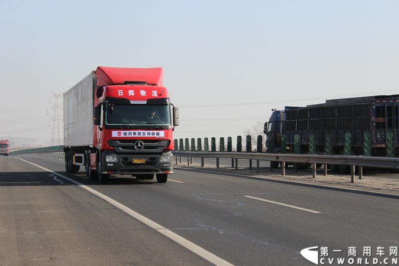 本次行程，将途经吉林、辽宁、河北、山西、陕西、宁夏、甘肃、青海和西藏地区，预计4天后抵达拉萨市。图为飞驰在路上的梅赛德斯-奔驰卡车Actros2644 6x2重型载货车。