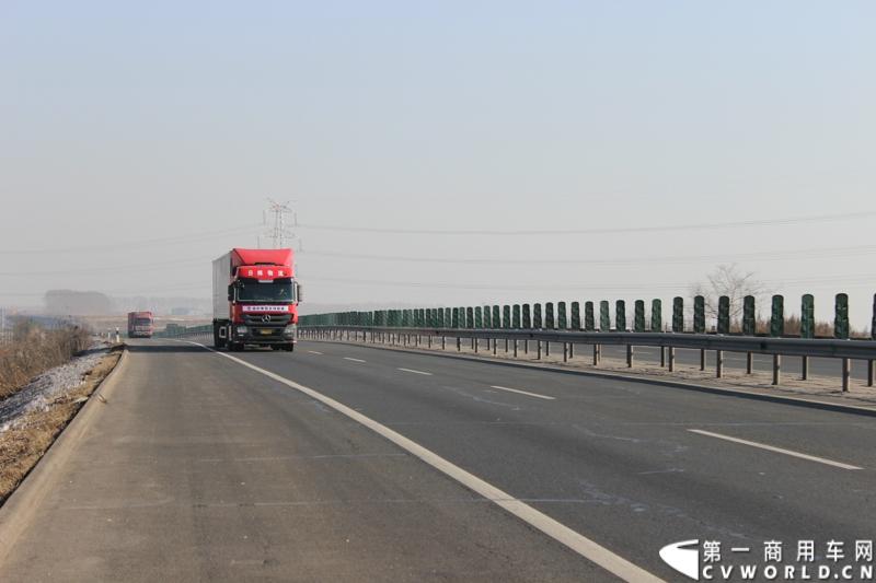 本次行程，将途经吉林、辽宁、河北、山西、陕西、宁夏、甘肃、青海和西藏地区，预计4天后抵达拉萨市。图为飞驰在路上的梅赛德斯-奔驰卡车Actros2644 6x2重型载货车。