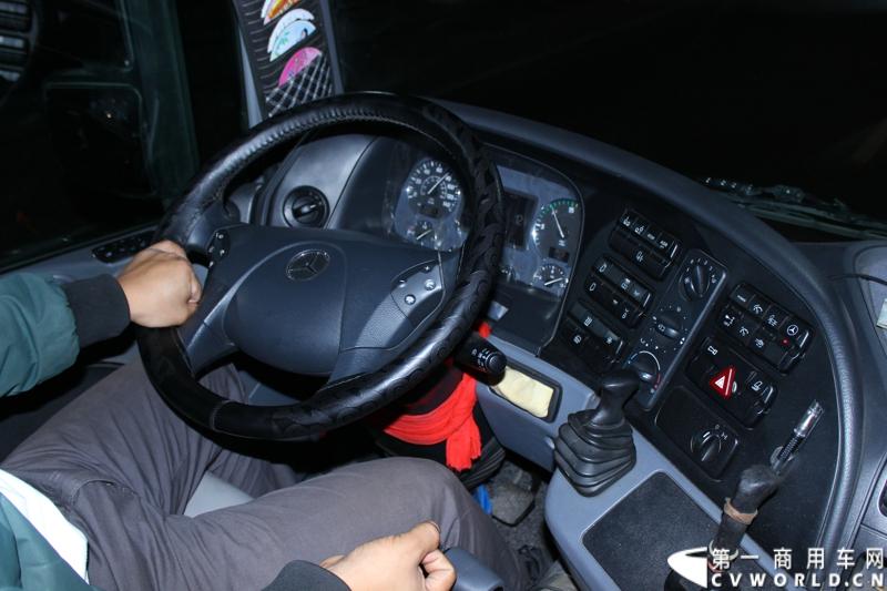 本次行程，将途经吉林、辽宁、河北、山西、陕西、宁夏、甘肃、青海和西藏地区，预计4天后抵达拉萨市。图为连夜赶路。