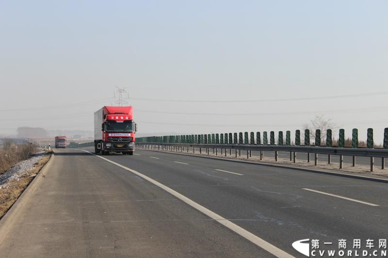 本次行程，将途经吉林、辽宁、河北、山西、陕西、宁夏、甘肃、青海和西藏地区，预计4天后抵达拉萨市。图为飞驰在路上的梅赛德斯-奔驰卡车Actros2644 6x2重型载货车。