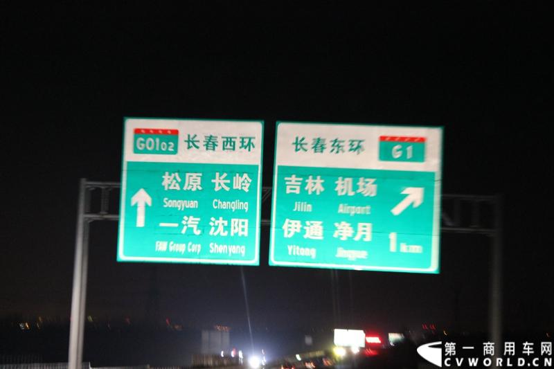 本次行程，将途经吉林、辽宁、河北、山西、陕西、宁夏、甘肃、青海和西藏地区，预计4天后抵达拉萨市。图为连夜赶路。