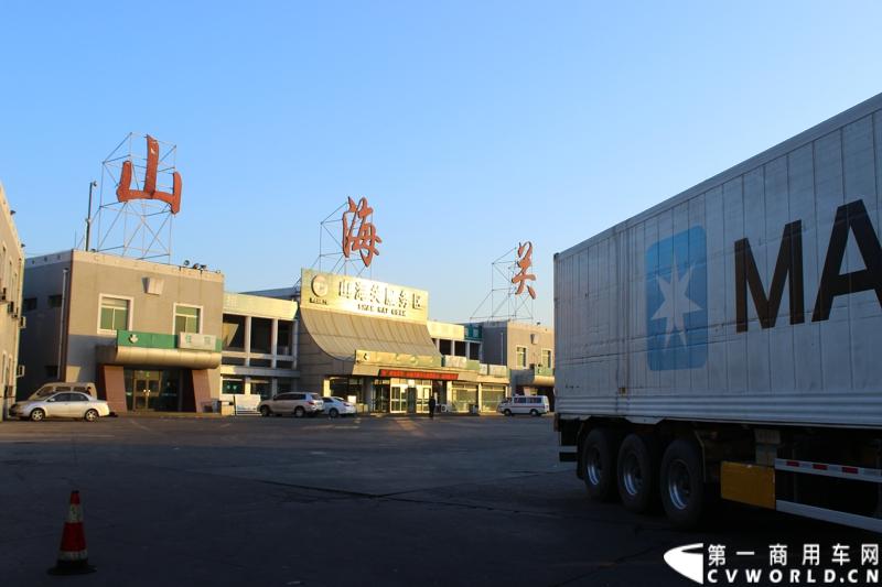 3月9日凌晨6点半，哈药集团生物疫苗有限公司运往拉萨市的禽流感疫苗顺利进入河北省境内。在山海关服务区稍作休整后，奔驰卡车继续南下。图为进入山海关服务区。