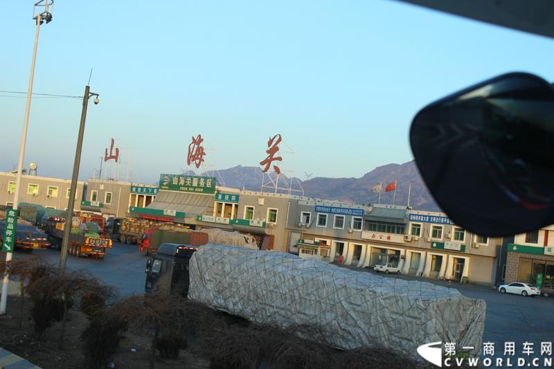 3月9日凌晨6点半，哈药集团生物疫苗有限公司运往拉萨市的禽流感疫苗顺利进入河北省境内。在山海关服务区稍作休整后，奔驰卡车继续南下。图为进入山海关服务区。