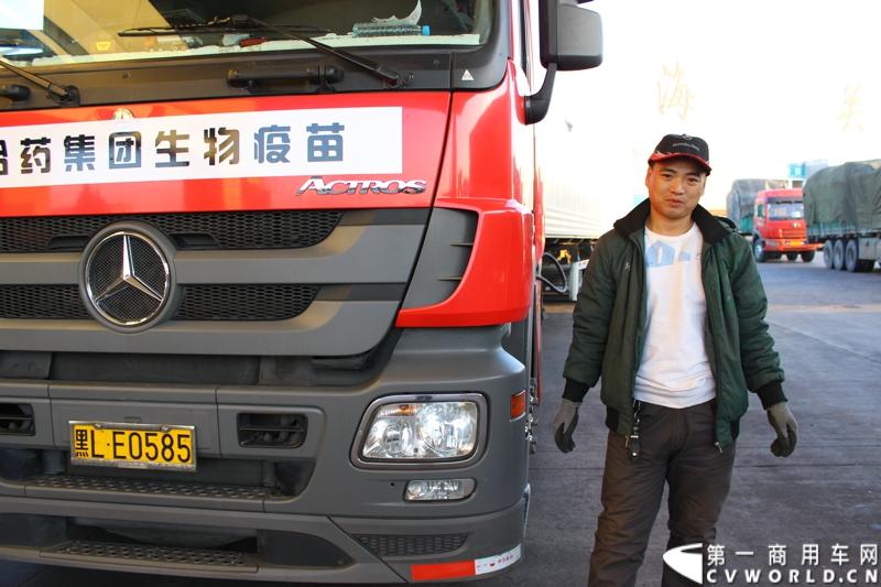 3月9日凌晨6点半，哈药集团生物疫苗有限公司运往拉萨市的禽流感疫苗顺利进入河北省境内。在山海关服务区稍作休整后，奔驰卡车继续南下。图为执行本次运输任务的司机之一双城日辉运输队的车队队长,对奔驰卡车的性能非常了解。