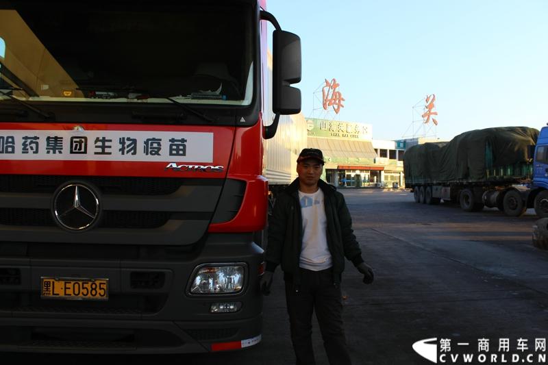 3月9日凌晨6点半，哈药集团生物疫苗有限公司运往拉萨市的禽流感疫苗顺利进入河北省境内。在山海关服务区稍作休整后，奔驰卡车继续南下。图为双城日辉运输队的车队队长,对奔驰卡车的性能非常了解。