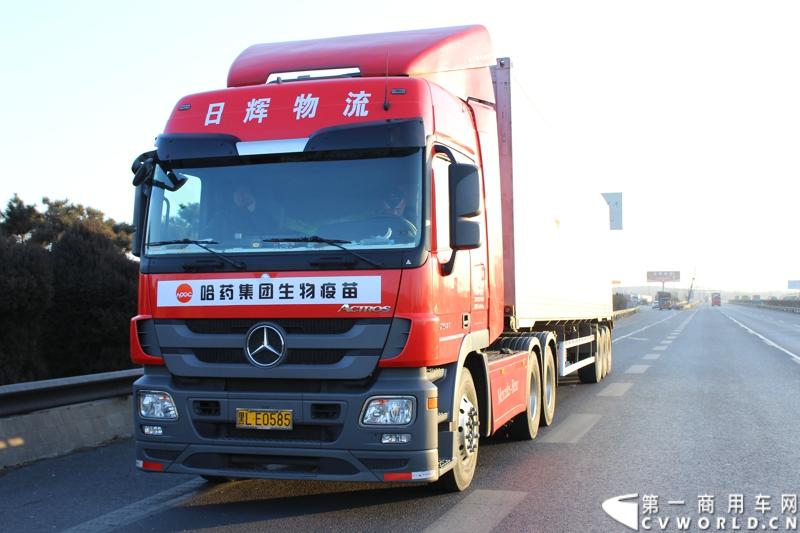 3月9日凌晨6点半，哈药集团生物疫苗有限公司运往拉萨市的禽流感疫苗顺利进入河北省境内。在山海关服务区稍作休整后，奔驰卡车继续南下。图为晨光中的奔驰卡车。