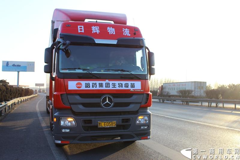 3月9日凌晨6点半，哈药集团生物疫苗有限公司运往拉萨市的禽流感疫苗顺利进入河北省境内。在山海关服务区稍作休整后，奔驰卡车继续南下。图为晨光中的奔驰卡车。