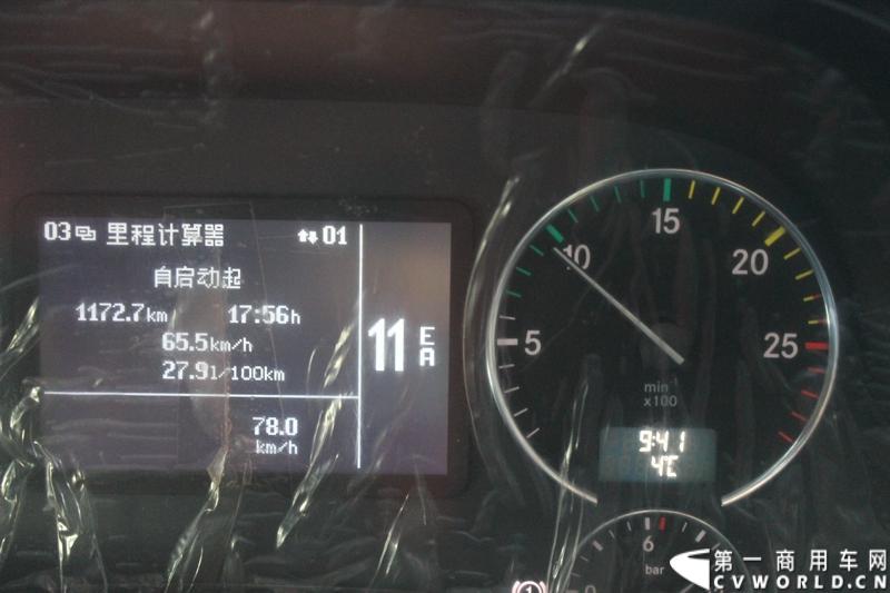 在山海关服务区稍作休整后，奔驰卡车继续南下。图为两次不同行程公里数的油耗表。