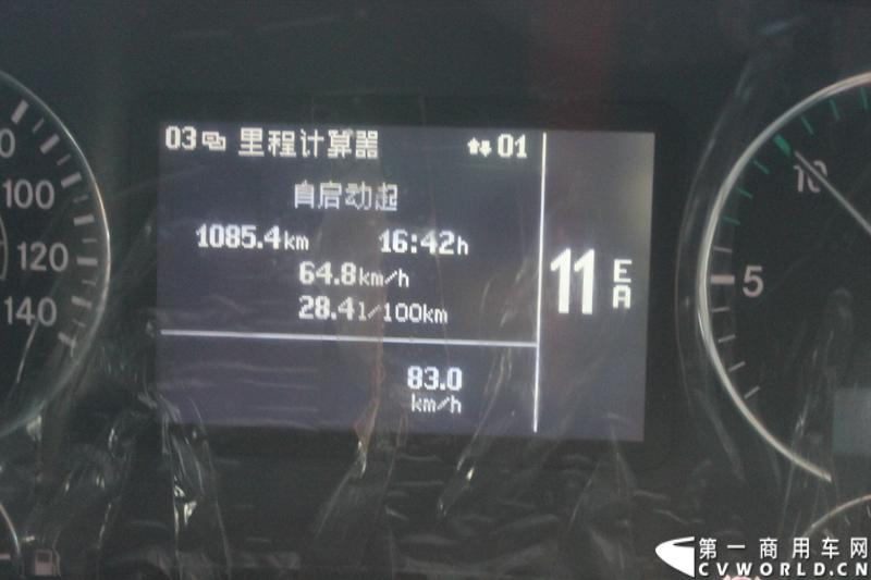 在山海关服务区稍作休整后，奔驰卡车继续南下。图为两次不同行程公里数的油耗表。