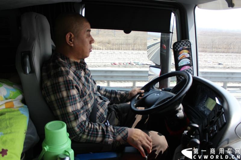 在山海关服务区稍作休整后，奔驰卡车继续南下。图为有20多年驾驶经验的卡车司机王战利，他表示，奔驰卡车的质量没的说，国产车与之相比，唯一的优势是价格。