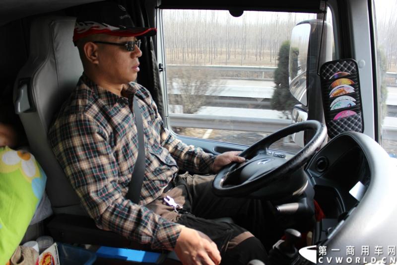 在山海关服务区稍作休整后，奔驰卡车继续南下。图为有20多年驾驶经验的卡车司机王战利，他表示，奔驰卡车的质量没的说，国产车与之相比，唯一的优势是价格。