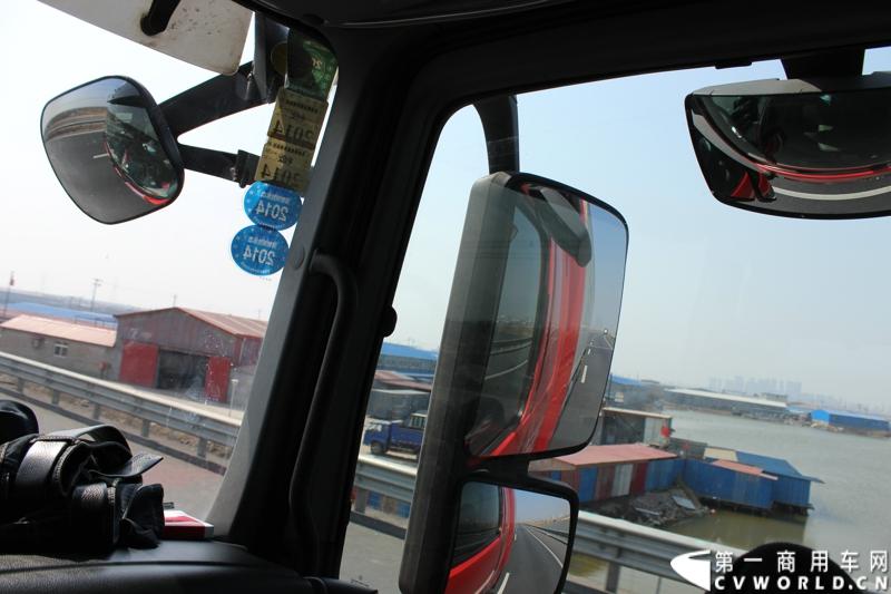 在山海关服务区稍作休整后，奔驰卡车继续南下。图为奔驰卡车的超大后视镜。