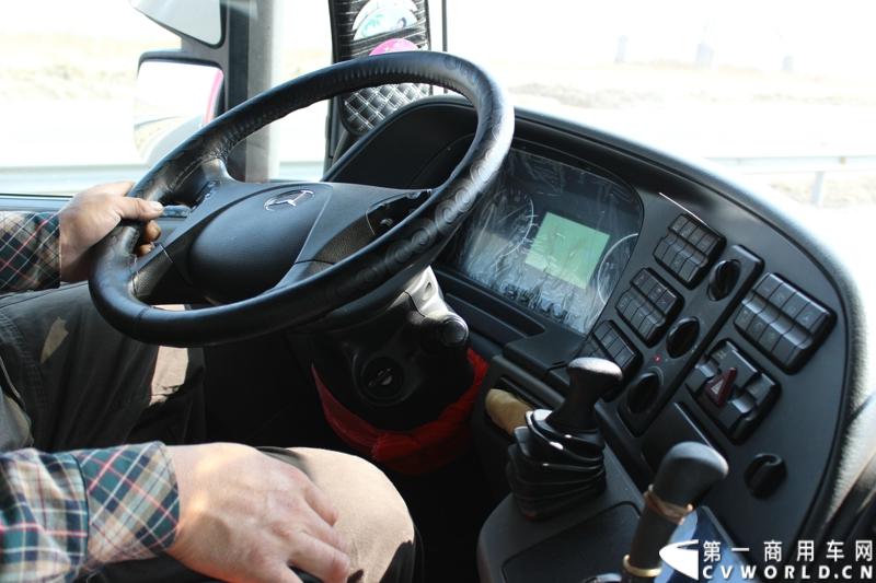 在山海关服务区稍作休整后，奔驰卡车继续南下。图为奔驰卡车驾驶室内部展示。