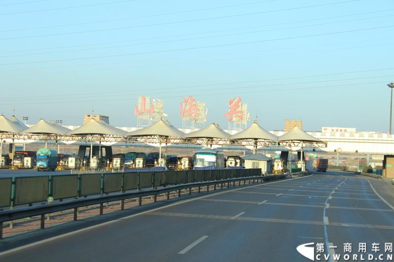 在山海关服务区稍作休整后，奔驰卡车继续南下。图为奔驰卡车进入山海关服务区。