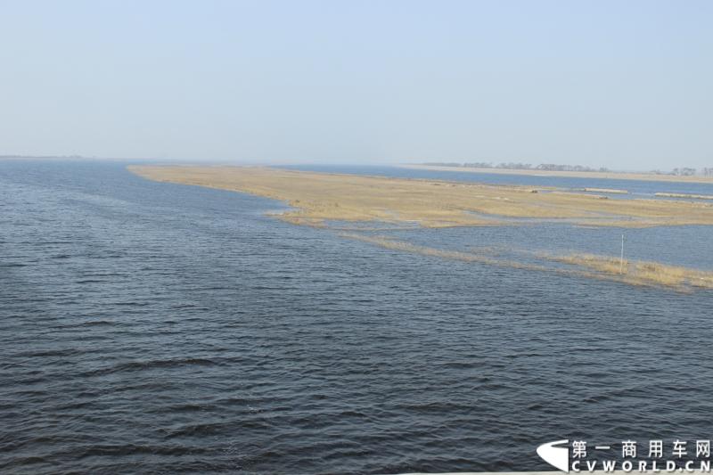 在山海关服务区稍作休整后，奔驰卡车继续南下。图为路过天津大港的牛河景观。