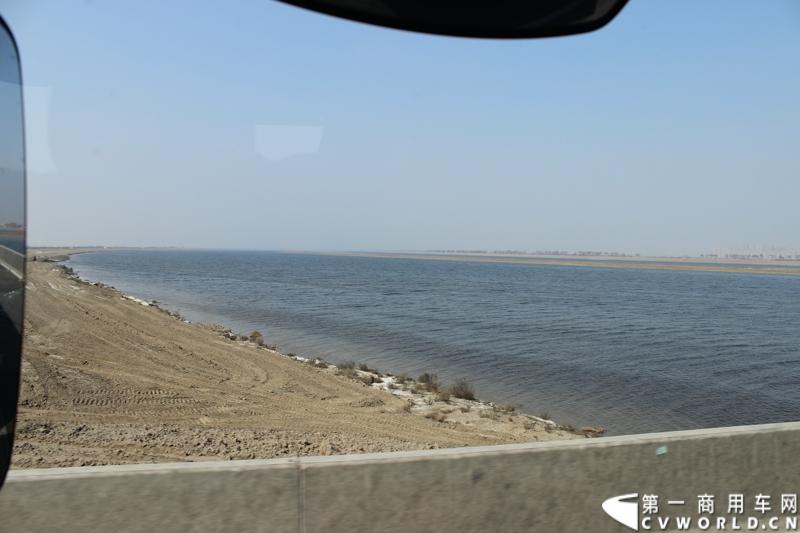 在山海关服务区稍作休整后，奔驰卡车继续南下。图为路过天津大港的牛河景观。