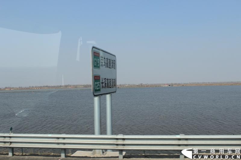 在山海关服务区稍作休整后，奔驰卡车继续南下。图为路过天津大港的牛河景观。