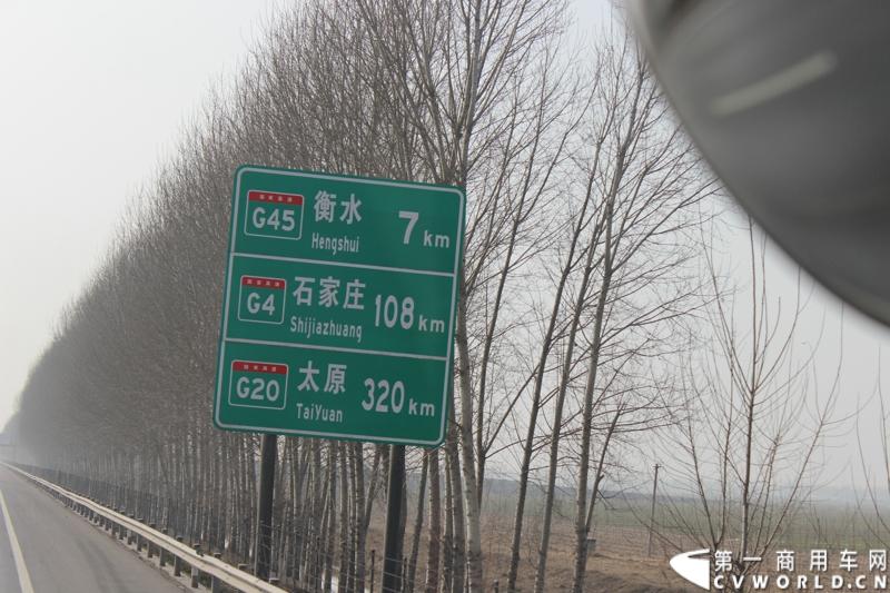 在山海关服务区稍作休整后，奔驰卡车继续南下。图为一路上的路牌。