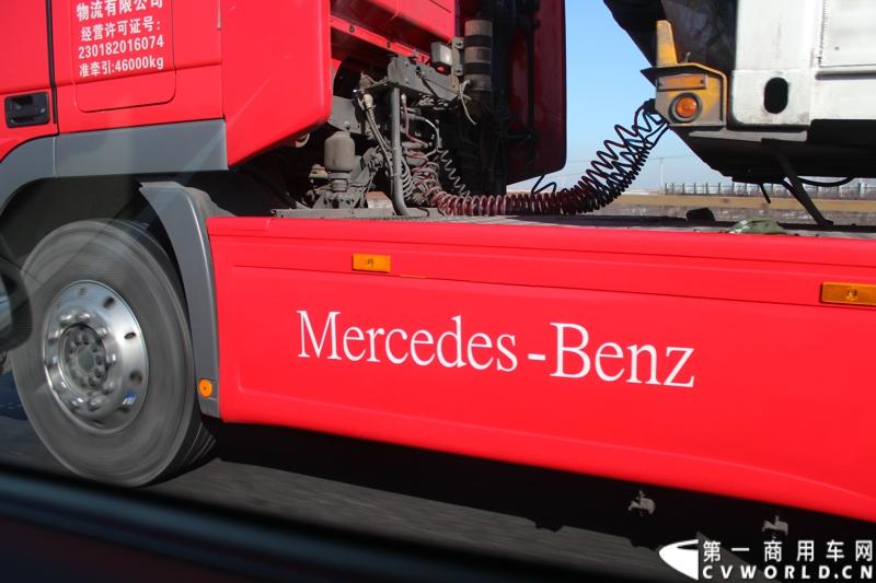 执行此次运送任务的梅赛德斯-奔驰卡车Actros2644 6x2重型载货车。