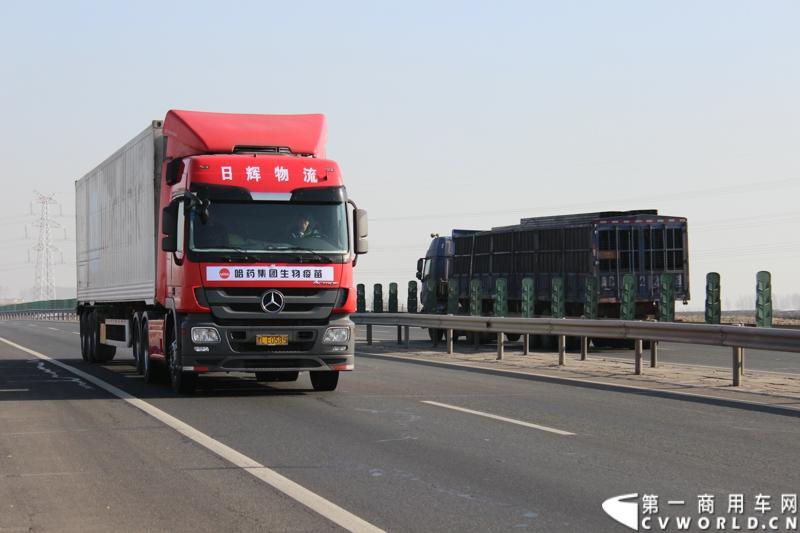 执行此次运送任务的梅赛德斯-奔驰卡车Actros2644 6x2重型载货车。