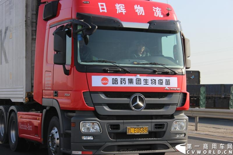 执行此次运送任务的梅赛德斯-奔驰卡车Actros2644 6x2重型载货车。