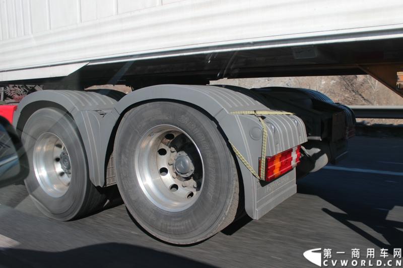 执行此次运送任务的梅赛德斯-奔驰卡车Actros2644 6x2重型载货车。