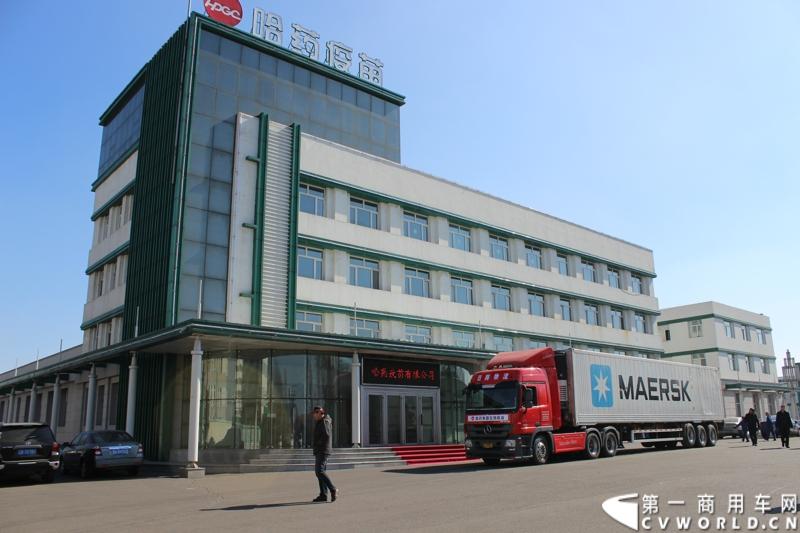 执行此次运送任务的梅赛德斯-奔驰卡车Actros2644 6x2重型载货车。