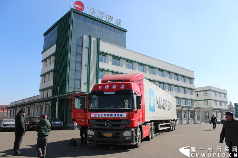 执行此次运送任务的梅赛德斯-奔驰卡车Actros2644 6x2重型载货车。