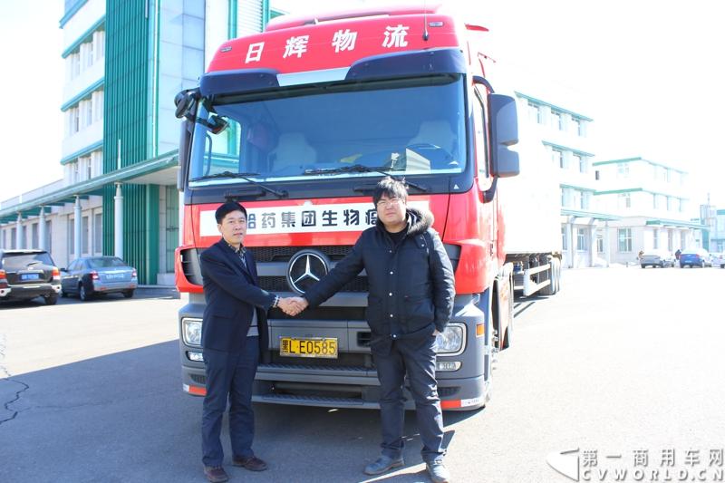 出发前，哈药集团生物疫苗有限公司市场服务总监张凤强与双城日辉货物运输有限公司经理余戈(右)与执行此次运送任务的梅赛德斯-奔驰卡车Actros2644 6x2重型载货车合影。