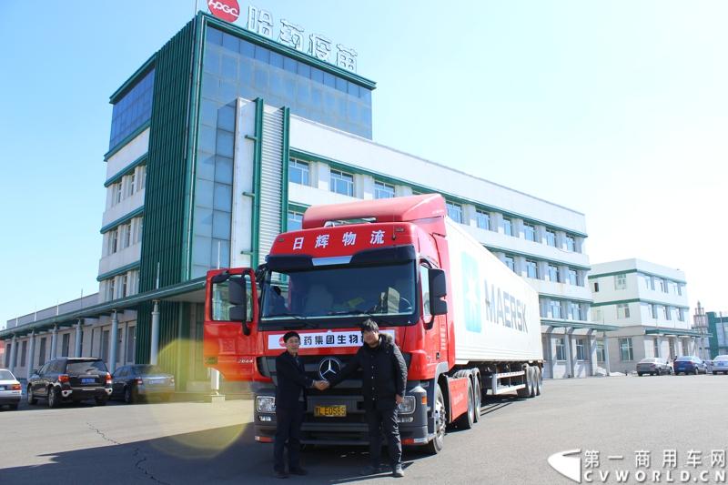 出发前，哈药集团生物疫苗有限公司市场服务总监张凤强与双城日辉货物运输有限公司经理余戈(右)与执行此次运送任务的梅赛德斯-奔驰卡车Actros2644 6x2重型载货车合影。