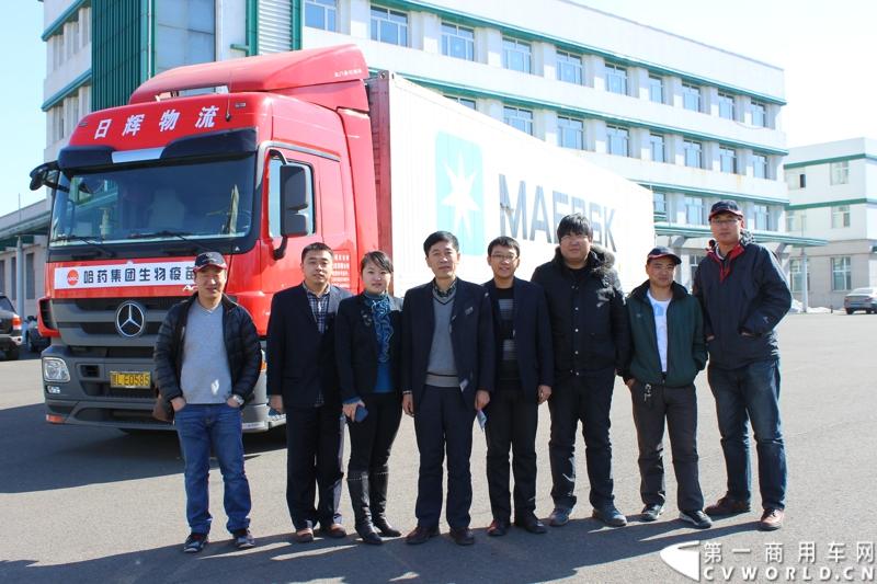 出发前，哈药集团、双城日辉和梅赛德斯-奔驰卡车经销商，三方工作人员与执行此次运送任务的梅赛德斯-奔驰卡车Actros2644 6x2重型载货车合影。