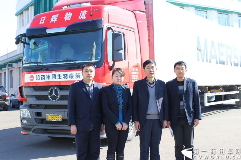 出发前，哈药集团、双城日辉和梅赛德斯-奔驰卡车经销商，三方工作人员与执行此次运送任务的梅赛德斯-奔驰卡车Actros2644 6x2重型载货车合影。