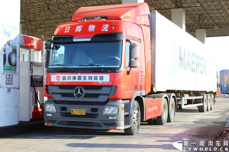 执行此次运送任务的梅赛德斯-奔驰卡车Actros2644 6x2重型载货车奔驰卡车的超大油箱可装载850升柴油，图为出城前在加油站加油。