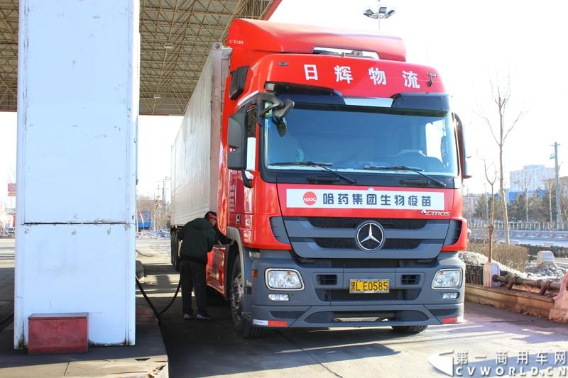执行此次运送任务的梅赛德斯-奔驰卡车Actros2644 6x2重型载货车奔驰卡车的超大油箱可装载850升柴油，图为出城前在加油站加油。