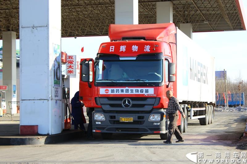 执行此次运送任务的梅赛德斯-奔驰卡车Actros2644 6x2重型载货车奔驰卡车的超大油箱可装载850升柴油，图为出城前在加油站加油。
