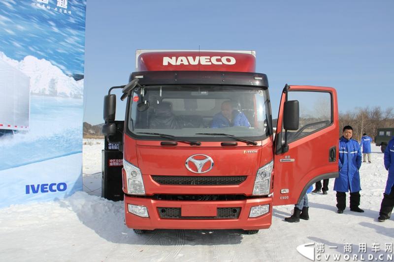 从南方城市珠海到西域古都敦煌，从东川泥石流拉力赛到中国越野拉力赛，短短一年时间，超越C300、C100相继上市，并在多项国际汽车赛事中屡创佳绩。近日，南京依维柯在“神州北极”漠河举行了超越系列最新力作C500高端轻卡极限漂移上市发布会。图为上市会现场。