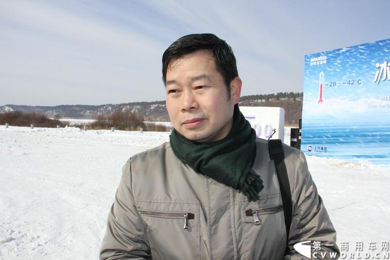 从南方城市珠海到西域古都敦煌，从东川泥石流拉力赛到中国越野拉力赛，短短一年时间，超越C300、C100相继上市，并在多项国际汽车赛事中屡创佳绩。近日，南京依维柯在“神州北极”漠河举行了超越系列最新力作C500高端轻卡极限漂移上市发布会。图为南京依维柯总经理周亮在活动现场接受媒体采访。